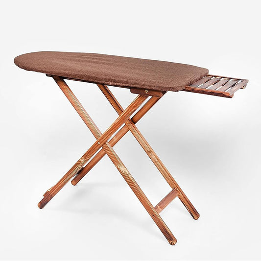 Cette table de repassage associe une structure en bois massif a une structure pliante